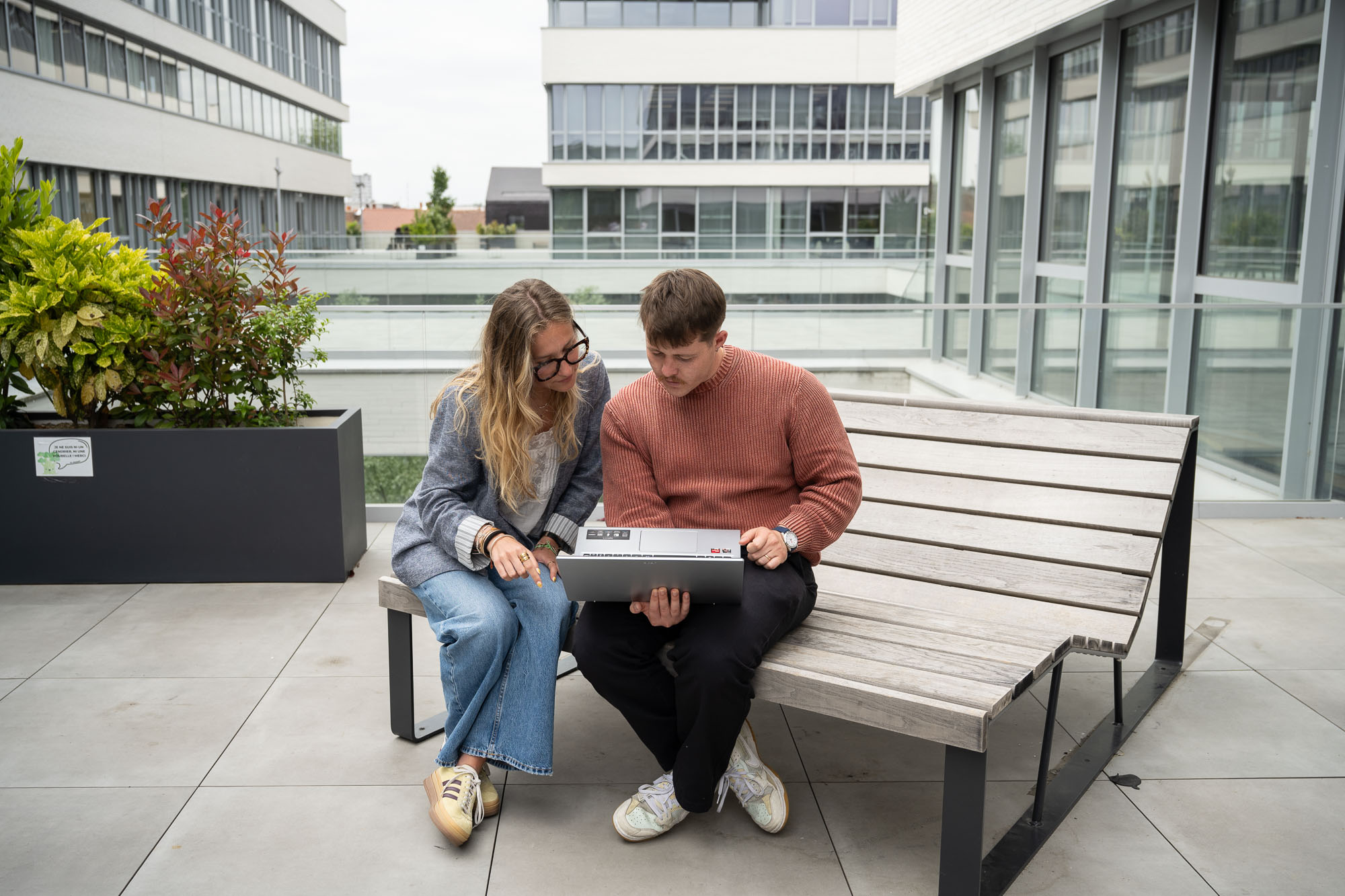 Étudiants assis sur la terrasse, échangeant à Rocket School
