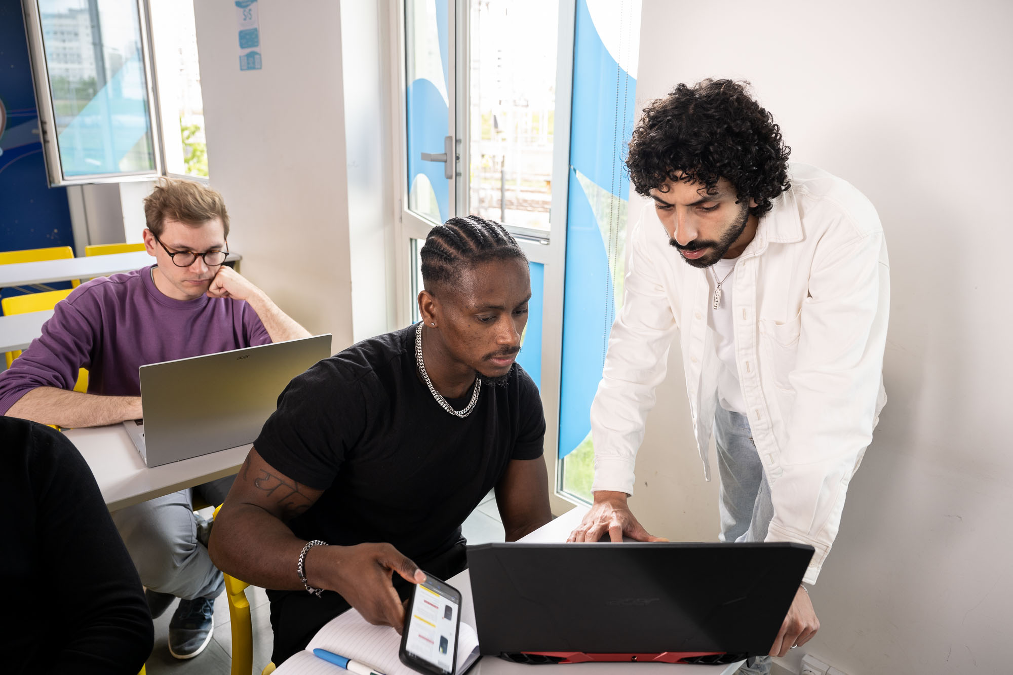 Étudiants de Rocket School travaillant sur des projets numériques en salle de classe