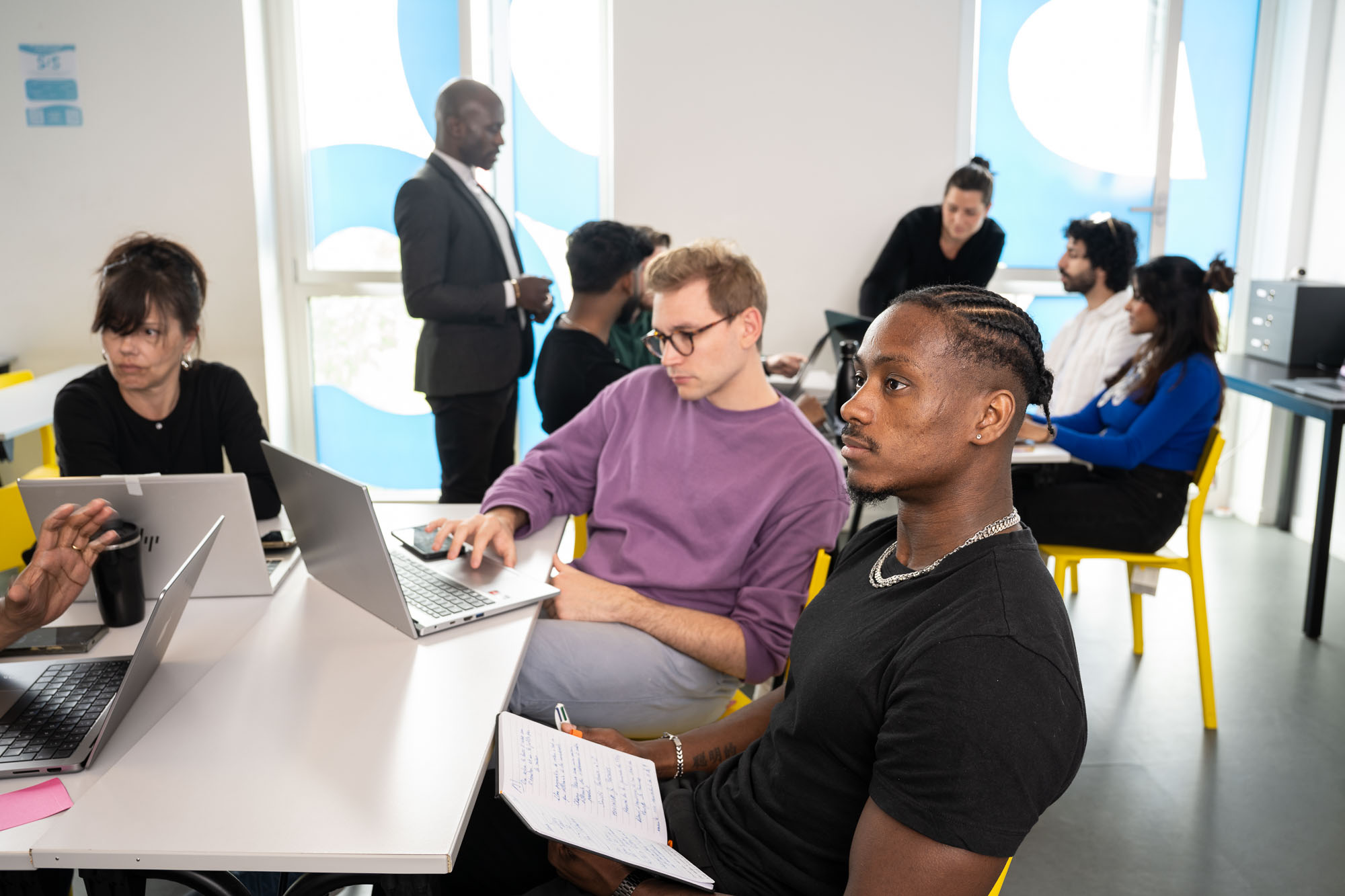 Étudiants de Rocket School travaillant sur des projets numériques en salle de classe