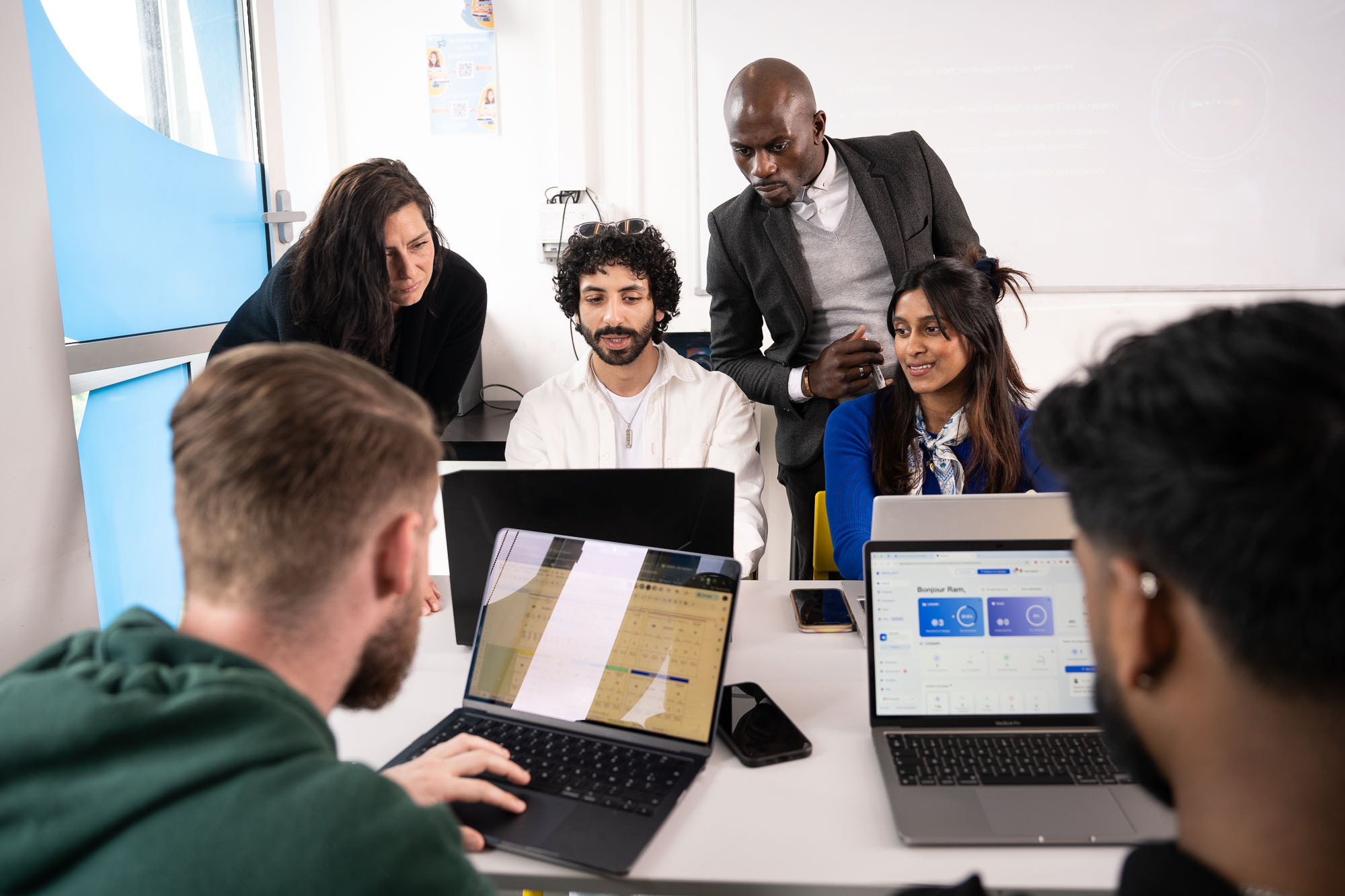 Étudiants collaborant sur un projet digital à Rocket School, école du numérique