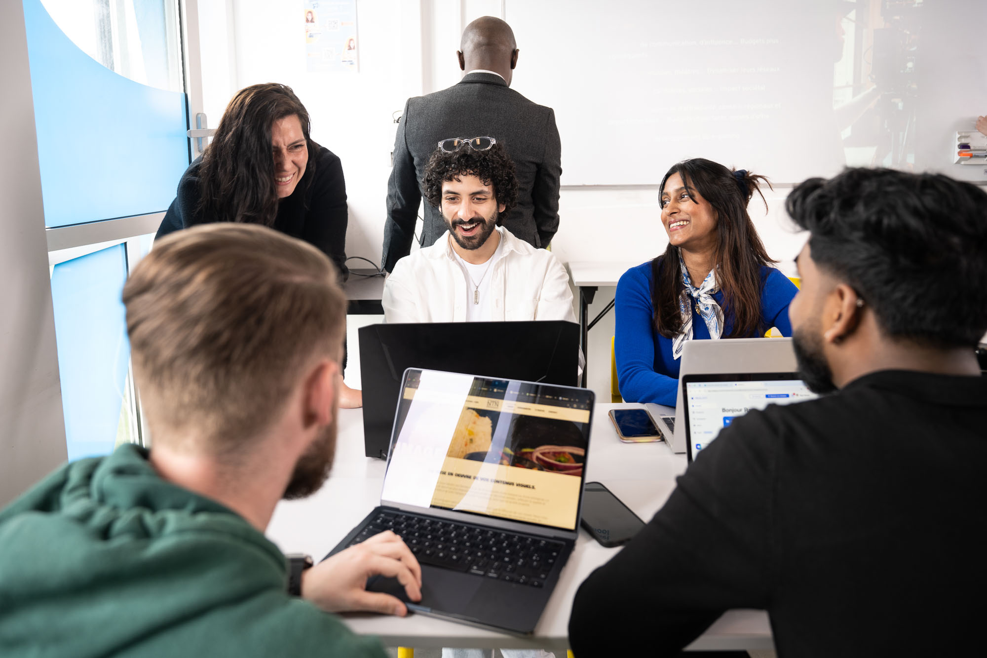 Travail en groupe d’étudiants en salle de classe à Rocket School, formation aux métiers du numérique