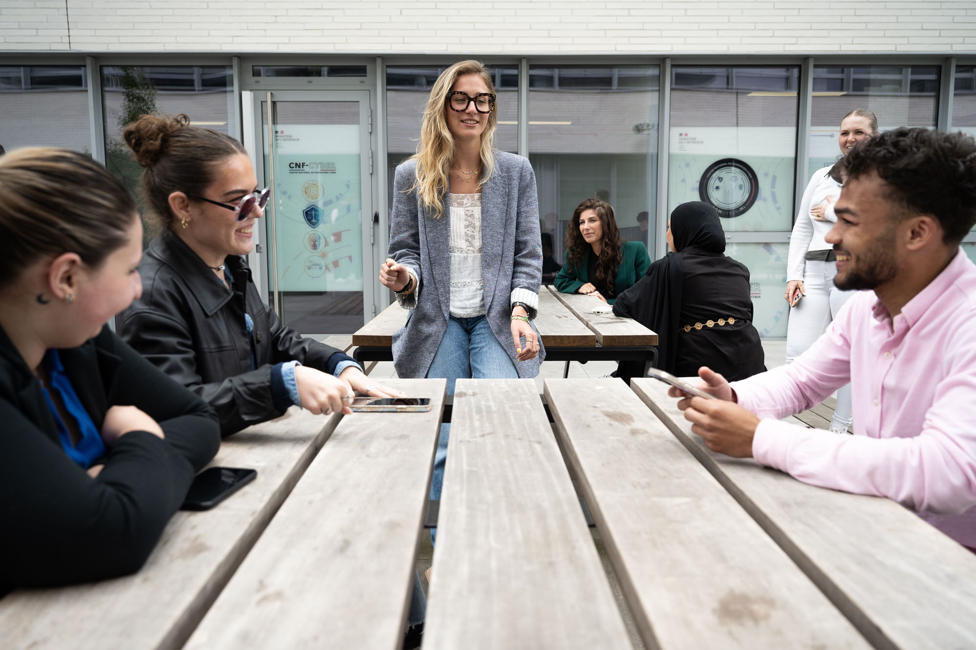 Étudiants en pause sur la terrasse de Rocket School, vie étudiante détendue et conviviale