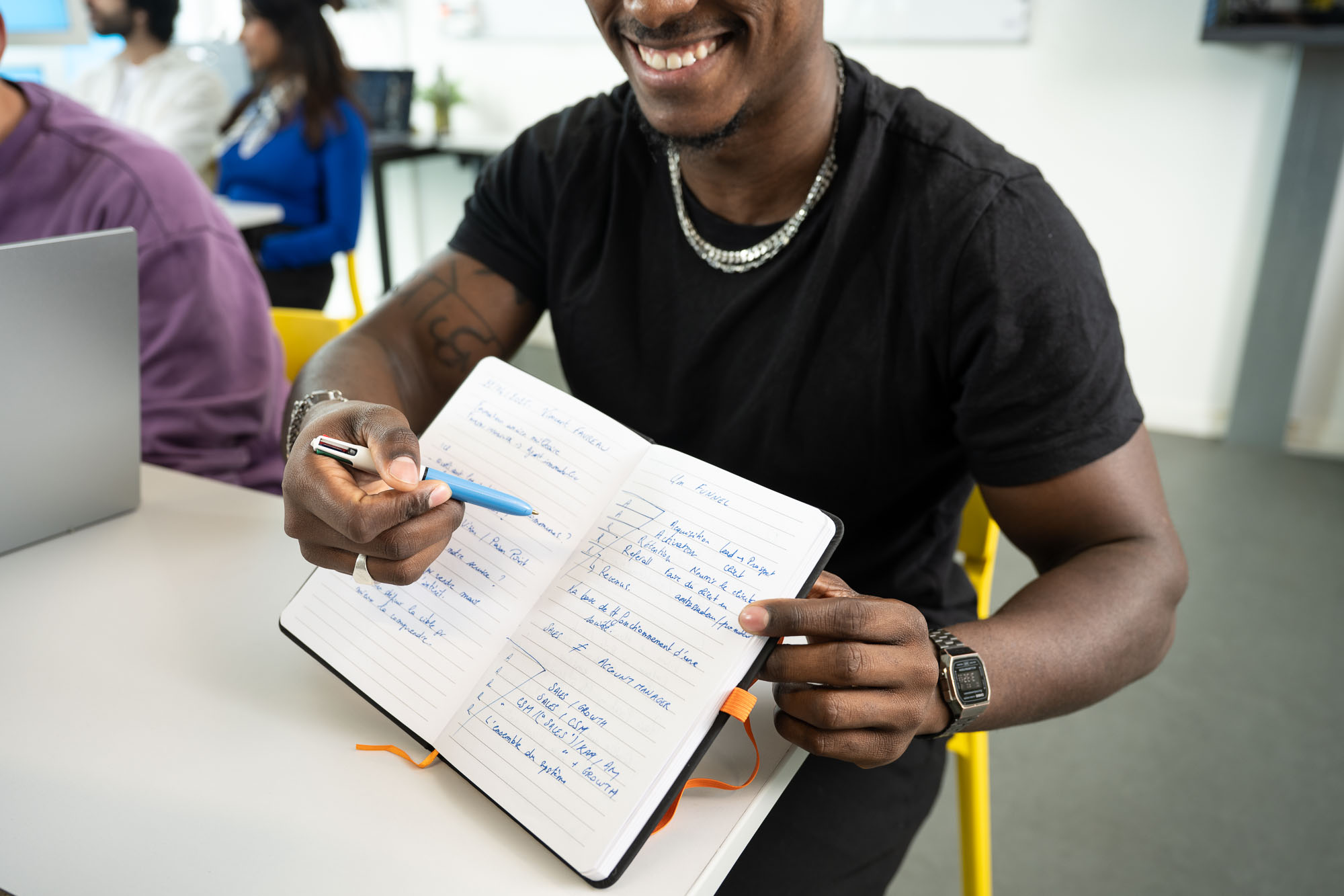 Étudiant travaillant sur un carnet vu de face