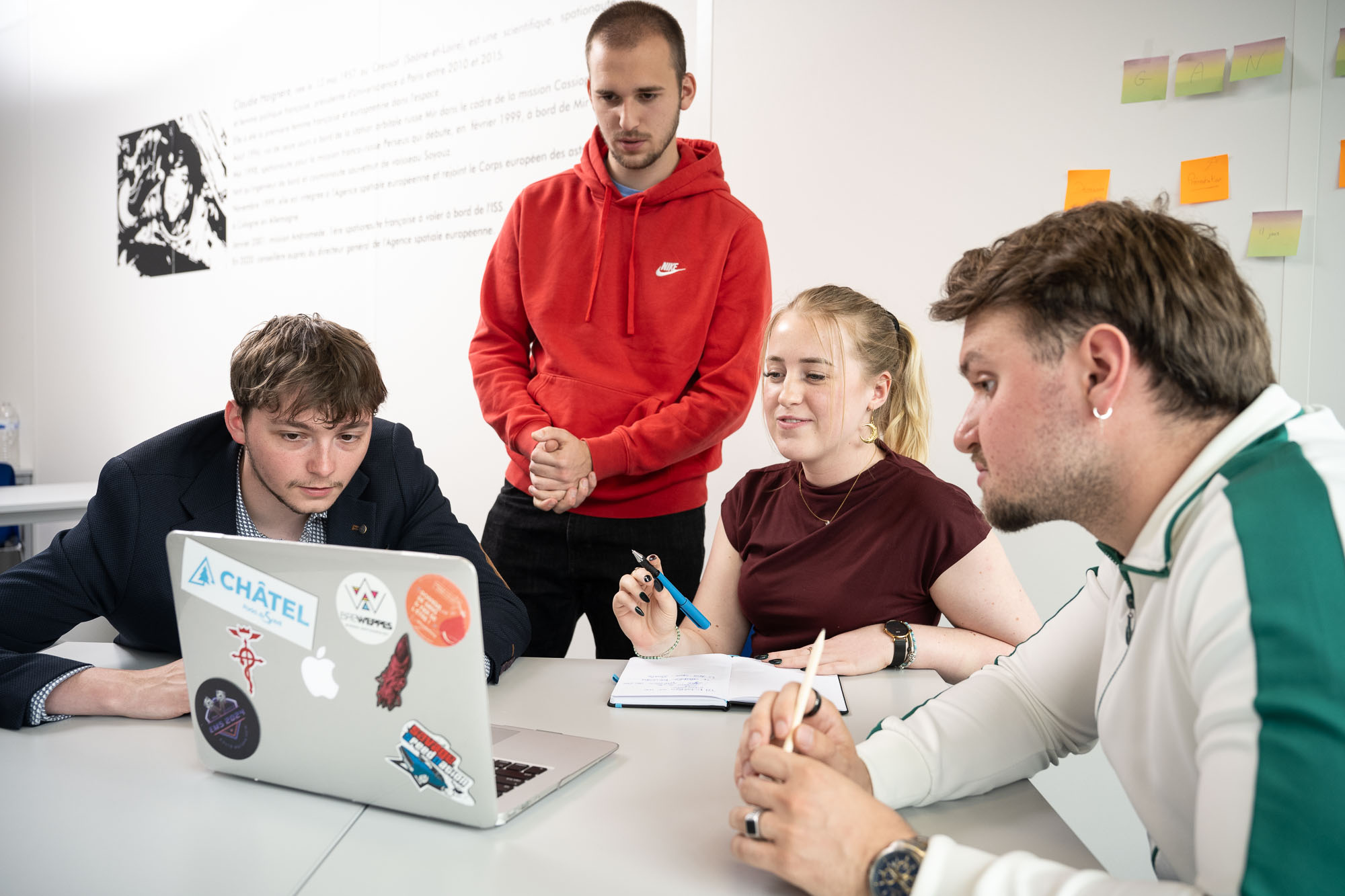Brainstorming autour d’un ordinateur entre étudiants de Rocket School