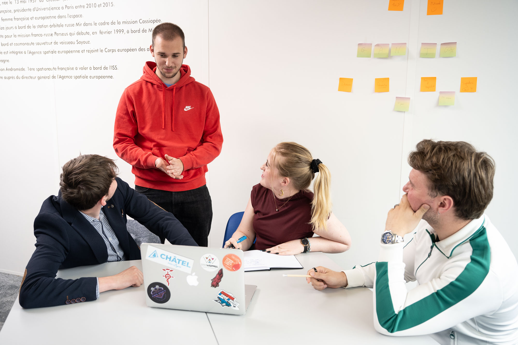Ambiance studieuse et décontractée à Rocket School, travail numérique en classe