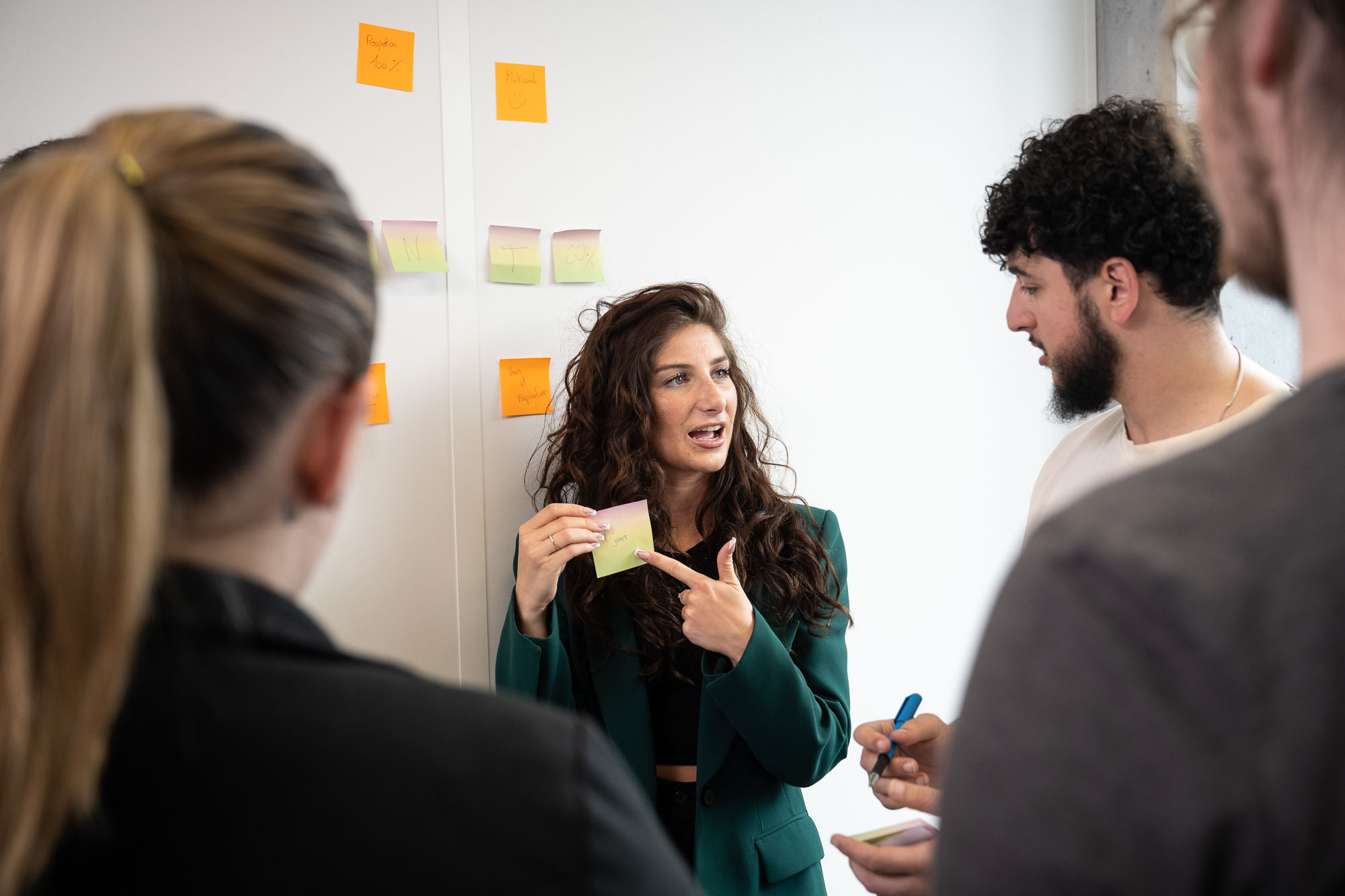 Groupe d’apprenants en activité de brainstorming à Rocket School