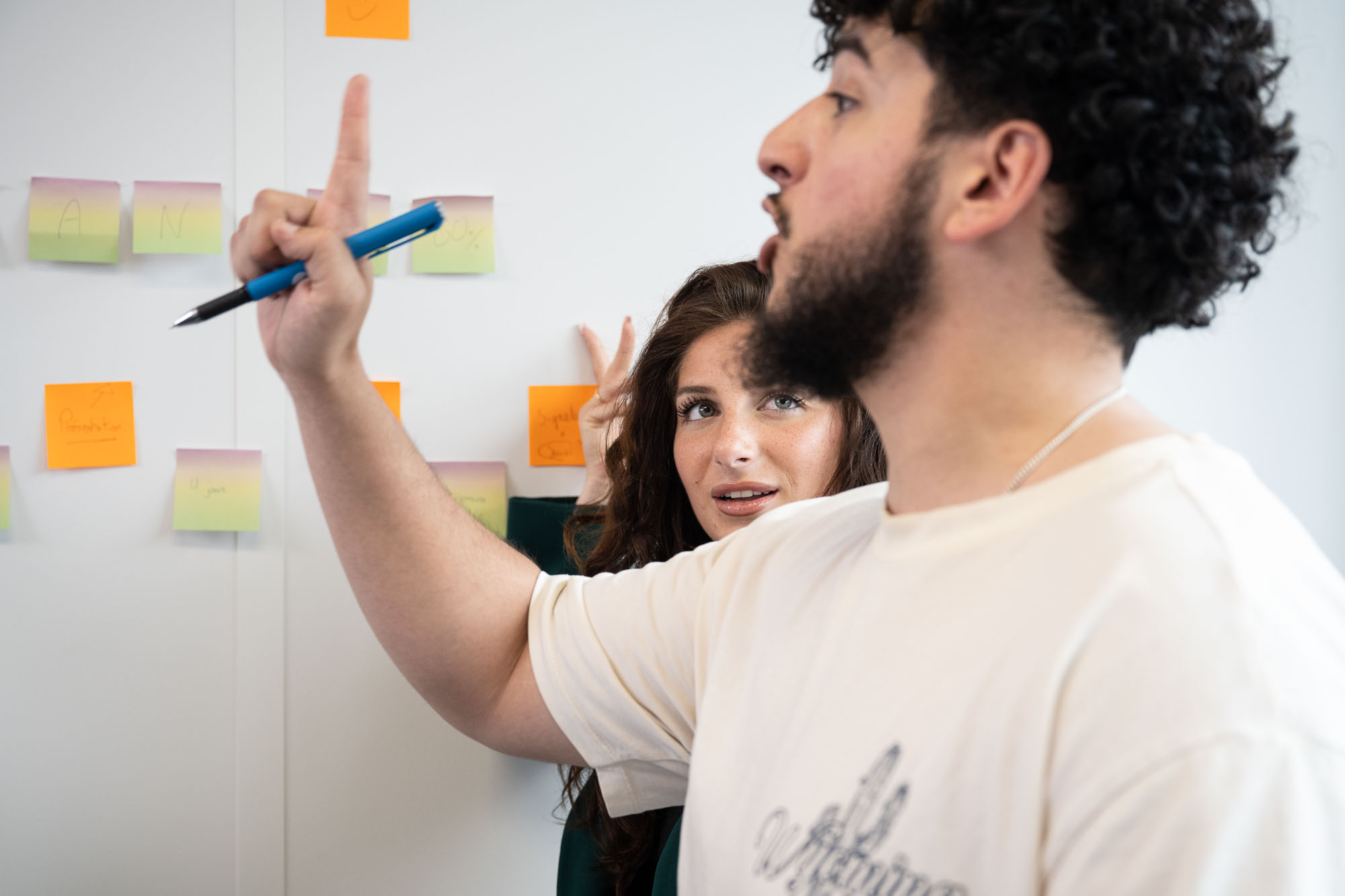 Groupe d’apprenants en activité de brainstorming à Rocket School