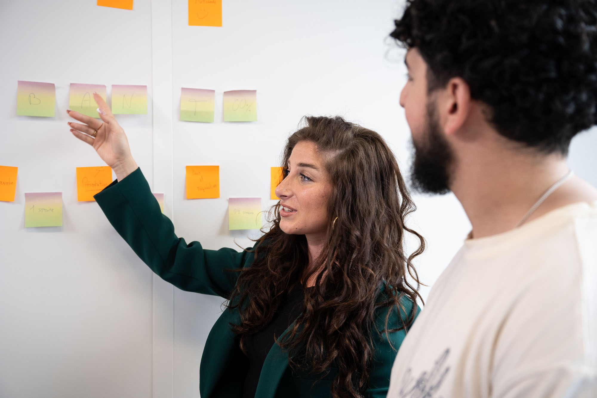 Groupe d’apprenants en activité de brainstorming à Rocket School