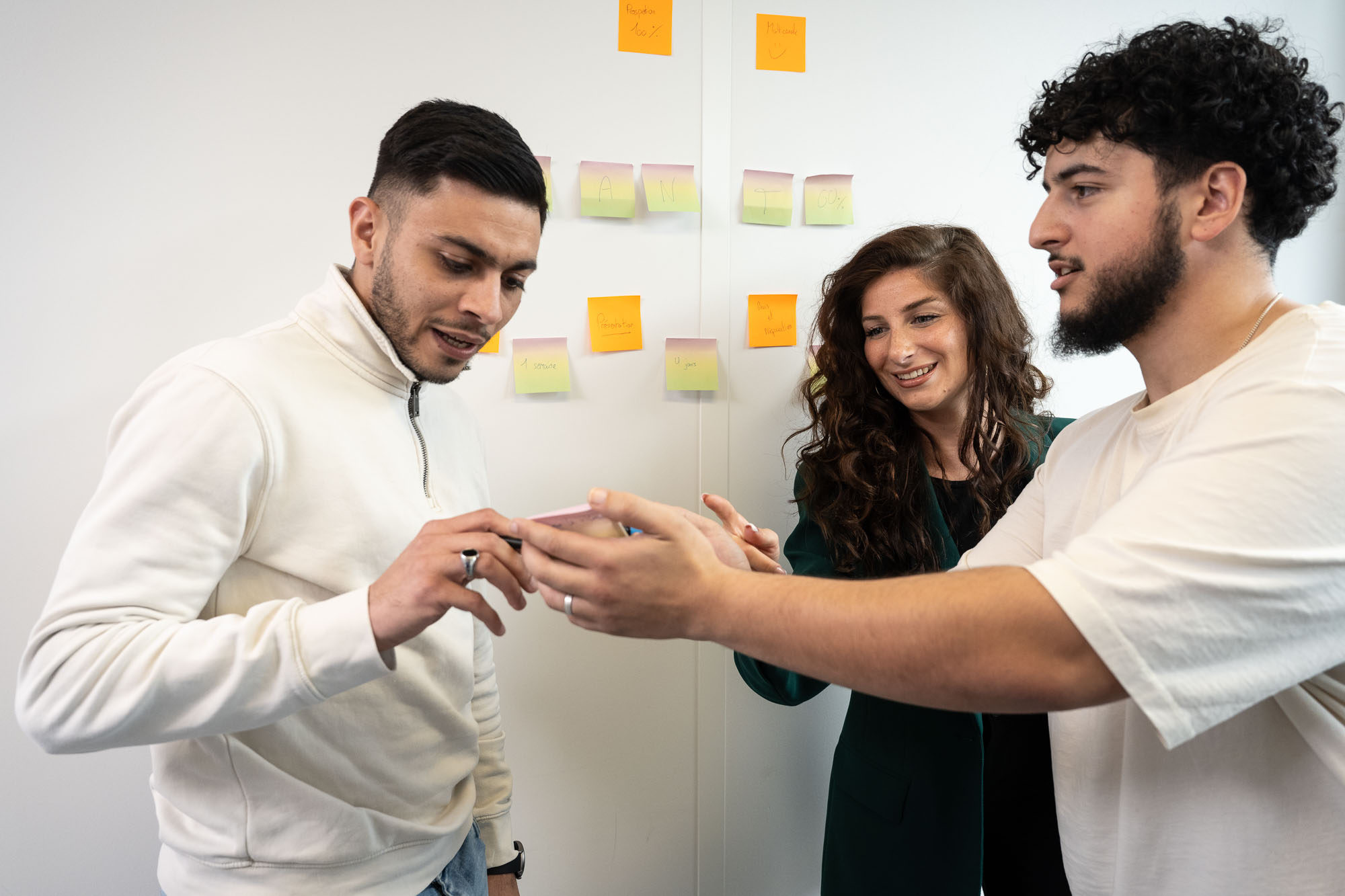 Groupe d’apprenants en activité de brainstorming à Rocket School