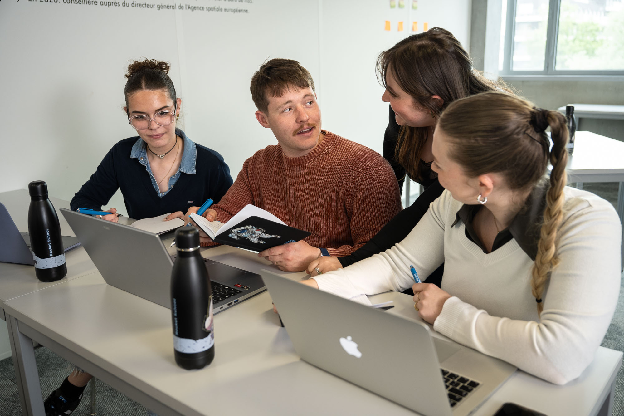 Moment d’apprentissage actif en groupe à Rocket School, formation digitale