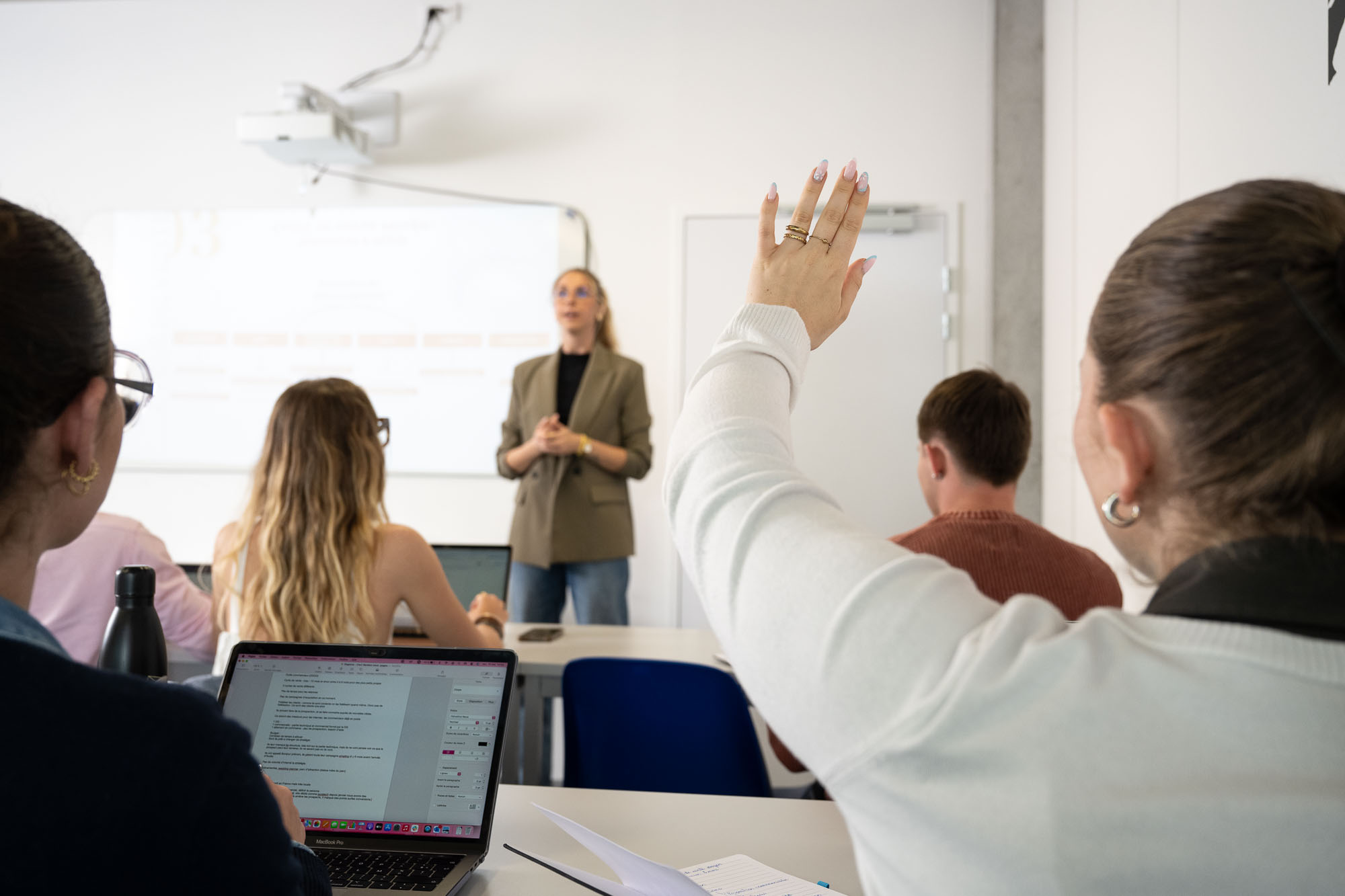 Étudiante levant la main dans une salle de classe à Rocket School