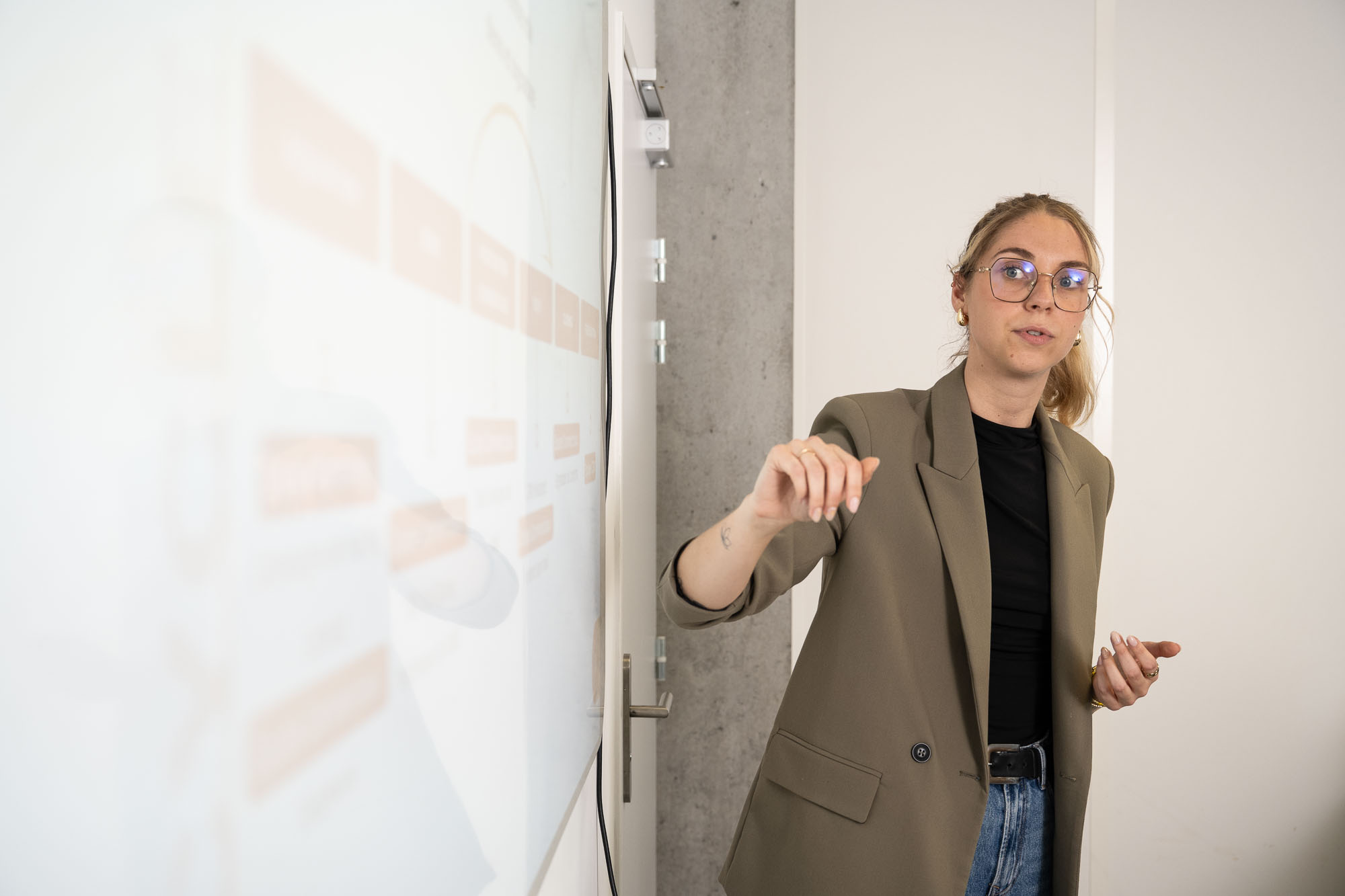 Formatrice montrant une présentation