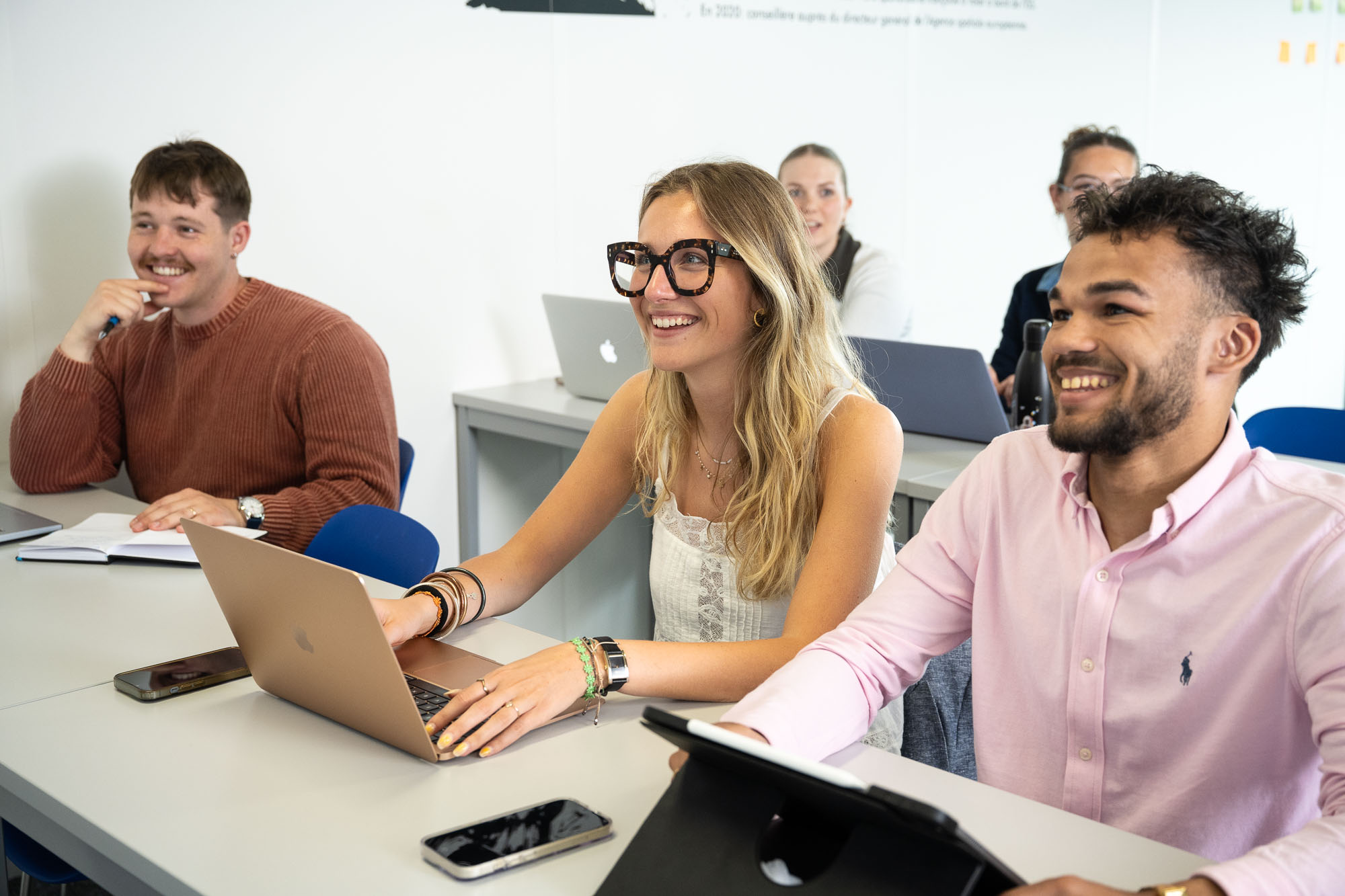 Travail collaboratif d’étudiants en cours à Rocket School