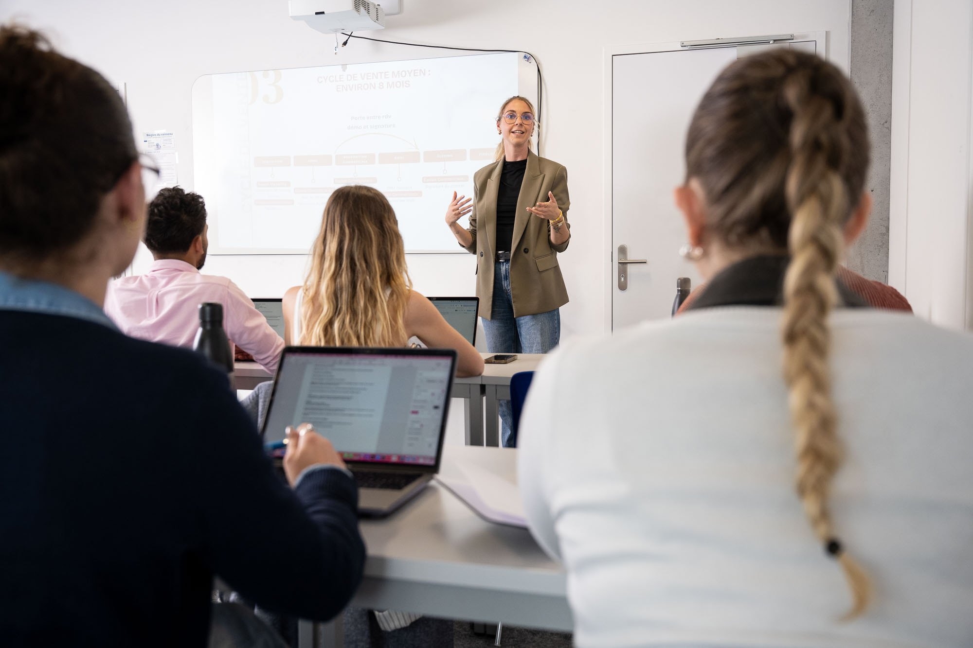 Salle de classe dynamique à Rocket School, échanges entre étudiants